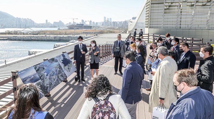 중미 7개국 외교차관 및 고위인사, 미국대표 북항재개발 홍보관 방문 ‘2030부산세계박람회’ 유치 홍보-부산일보